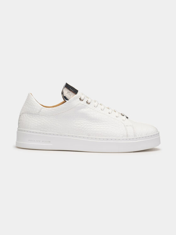 Бели спортни обувки с крокодилска текстура - 1
