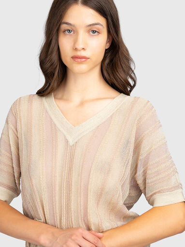 Short-sleeved sweater with a V-neck - 4