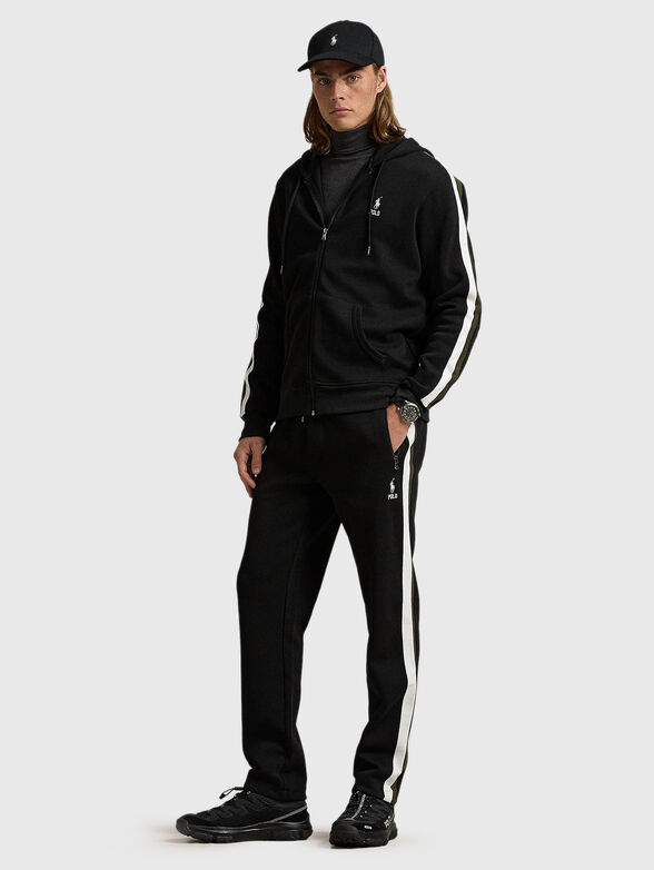 Sports pants with contrasting stripes - 4