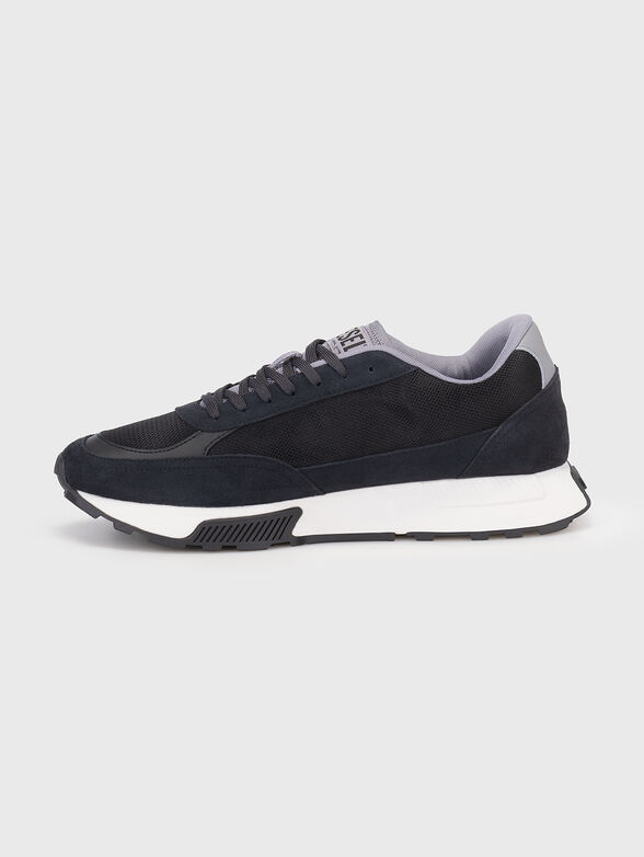Sports shoes with contrasting logo - 4
