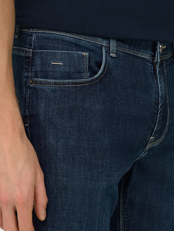 Dark blue jeans with a logo patch - 3