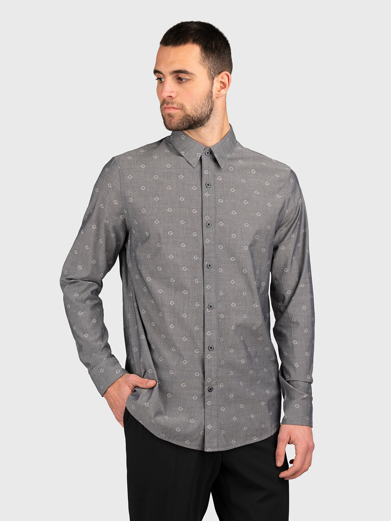 Grey shirt with monogram logo pattern brand GUESS Globalbrandsstore en