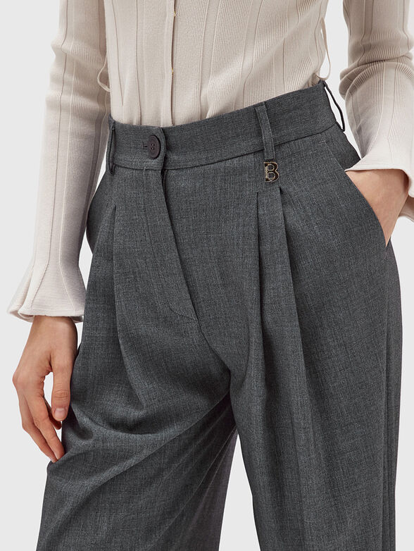 Straight trousers with pleats - 3