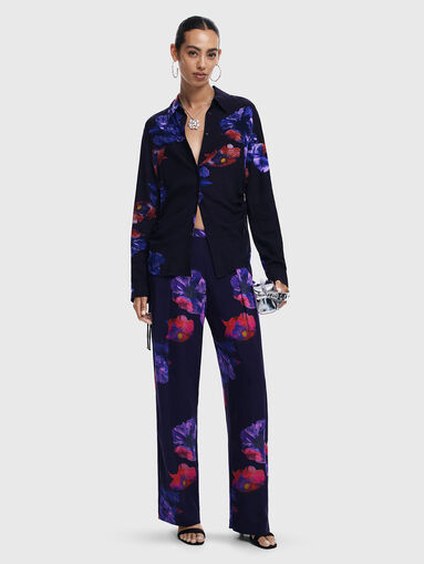 Trousers with floral accents - 5