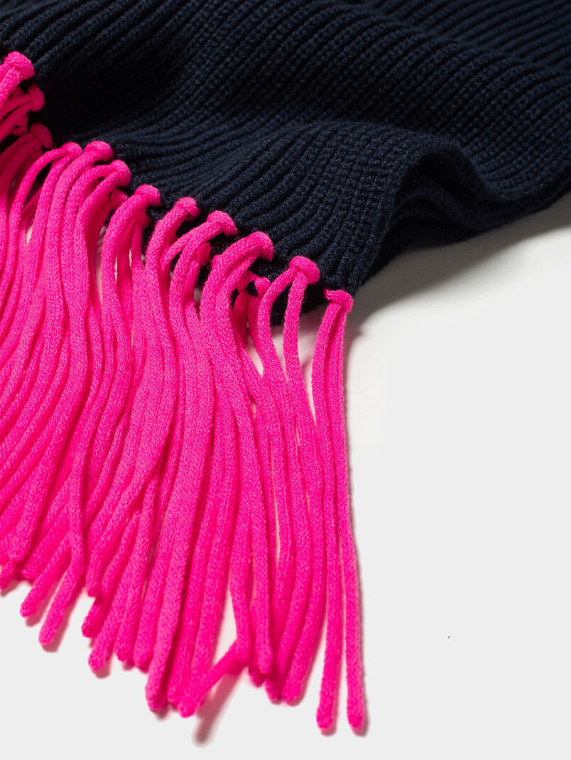 Knitted scarf with fringles and logo - 3