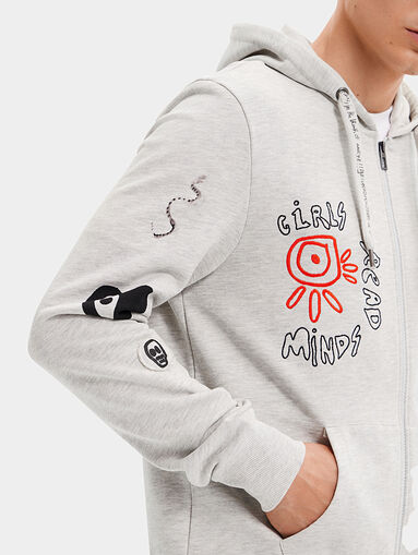 Grey sweatshirt with hood and print - 4