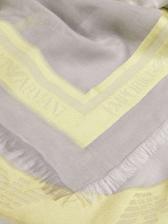 Square scarf with contrasting print - 2