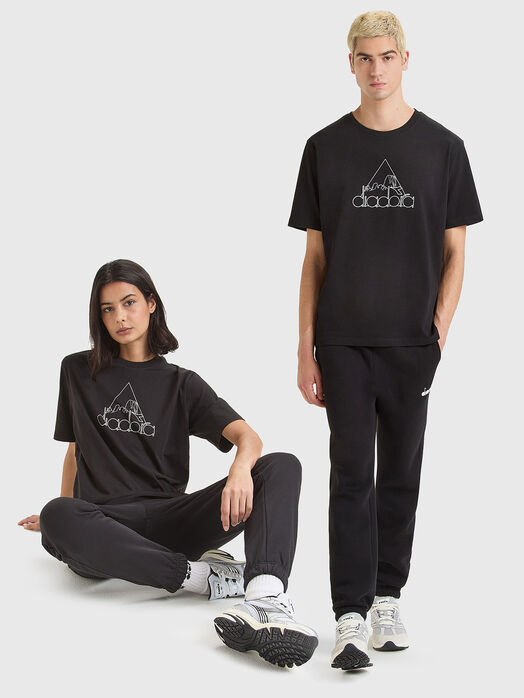 Unisex T-shirt with an accent logo print