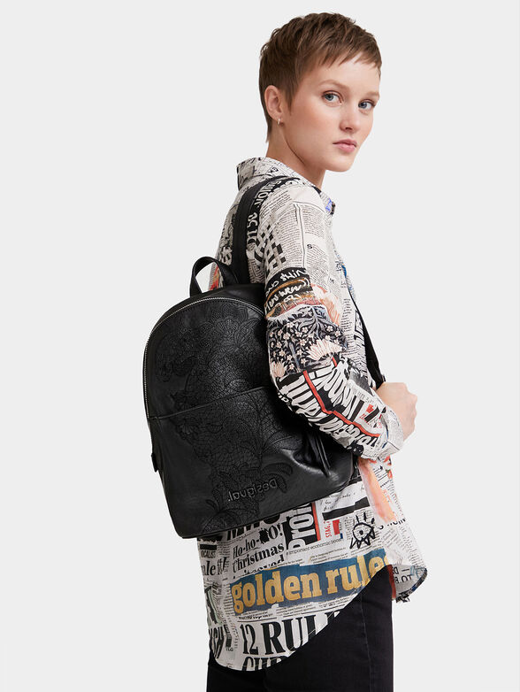 Black bakcpack with floral embroideries - 2