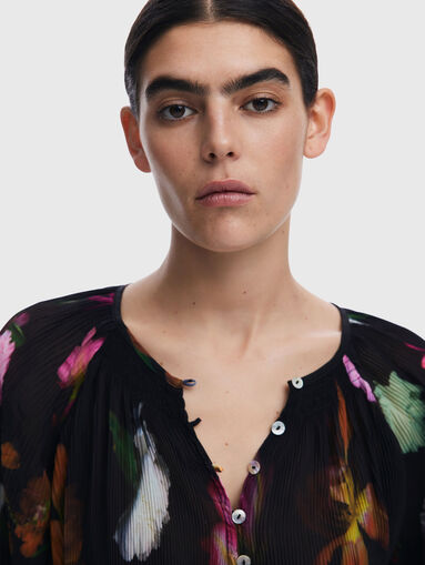 Blouse with long sleeves and buttons - 4