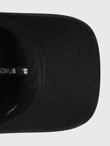 Hat with visor and metal detail - 5