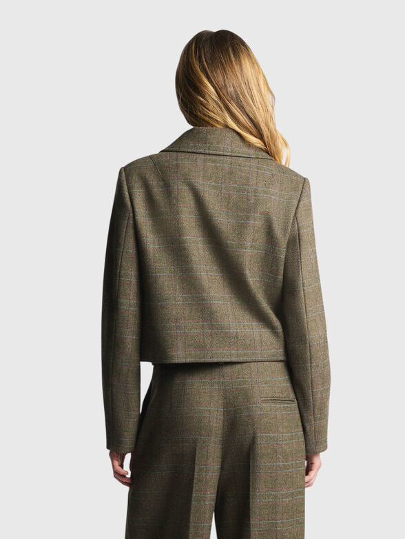 Checkered jacket with a cropped cut - 3