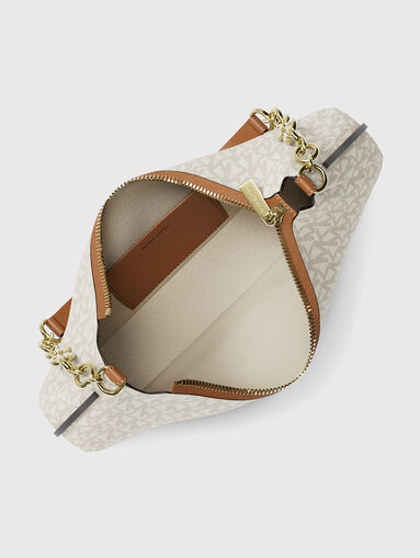 Bag with an accent handle - 5