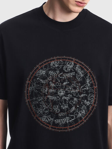 Cotton T-shirt with a graphic print - 5