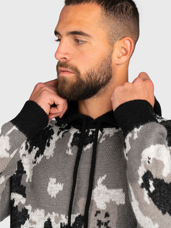 Sweater with hood  - 4