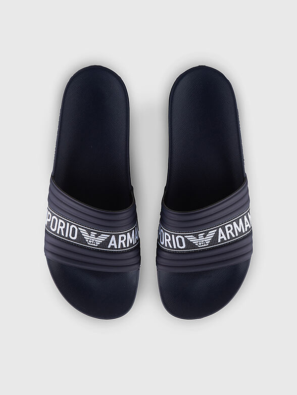 Black beach slippers with logo accent - 4