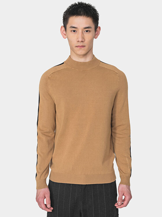 Пуловер в бежов цвят с контрастни ленти - 1
