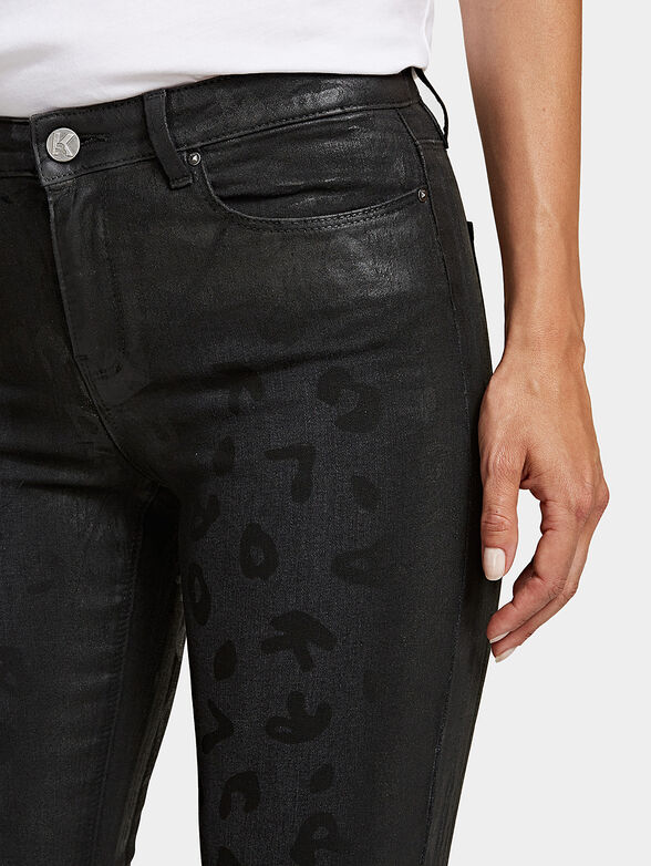 Skinny jeans with leopard print - 2