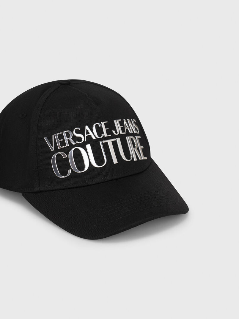 Black cap with logo accent  - 3