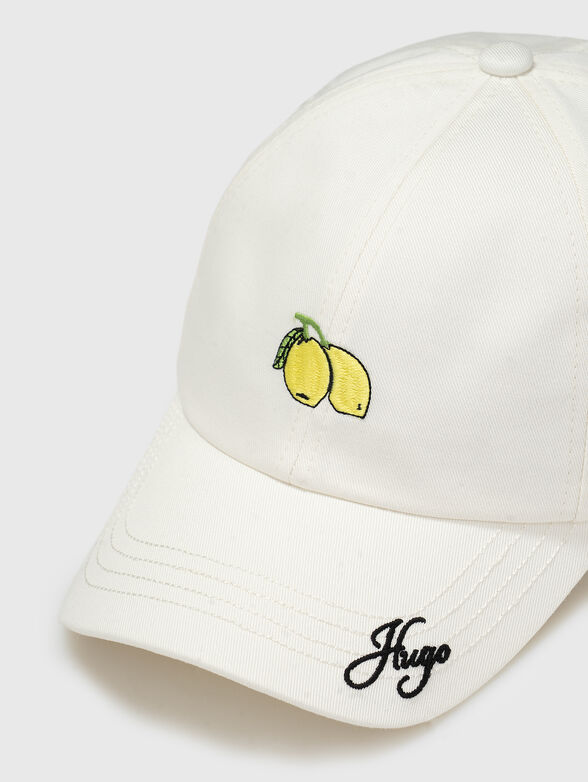 Cap with an embroidered logo - 4