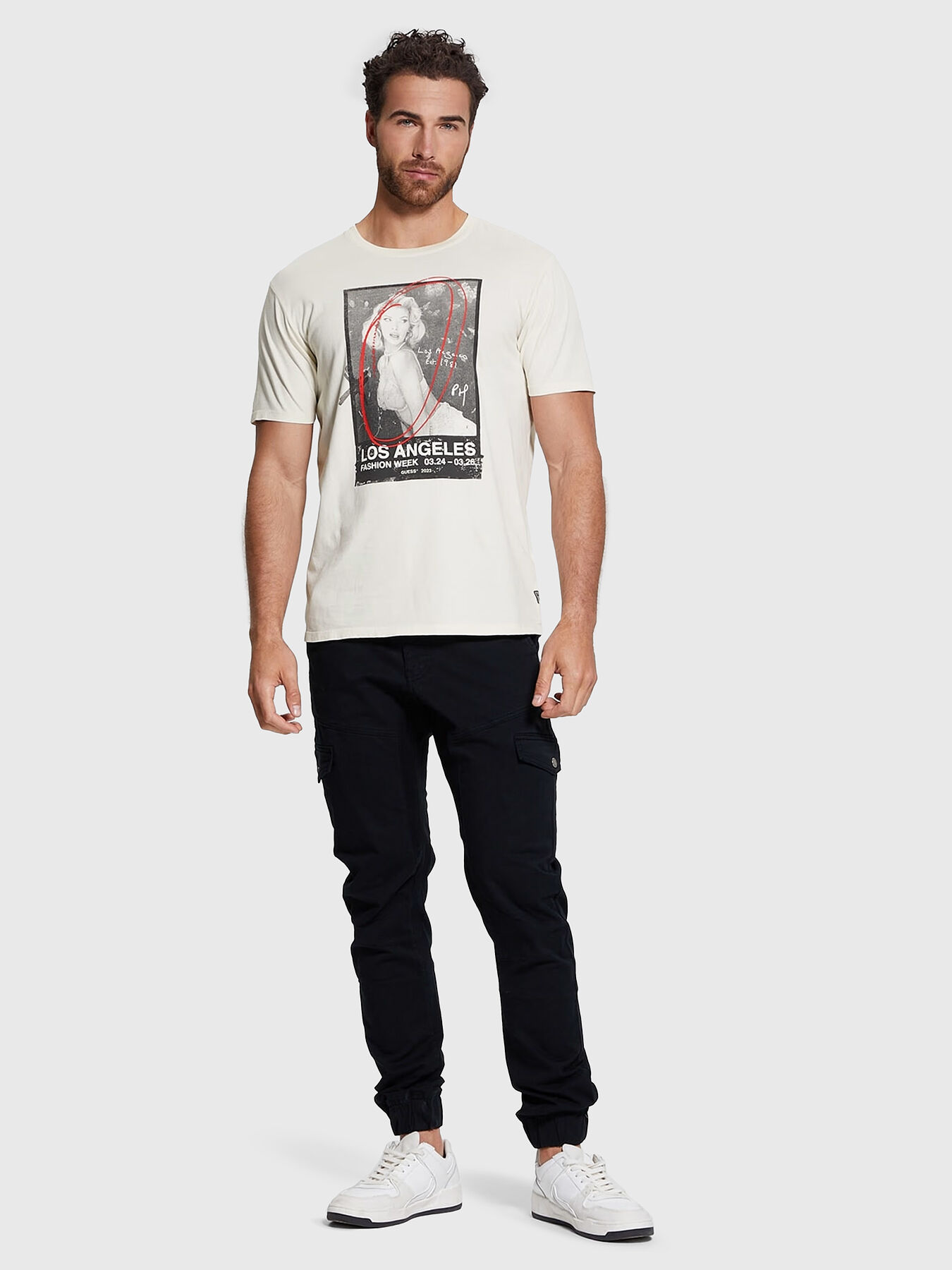 GUESS×JENNIFER LOPEZ USA限定販売Tシャツ L ホワイト Jennifer Lopez Wearing a Guess T-Shirt With Engagement Ring