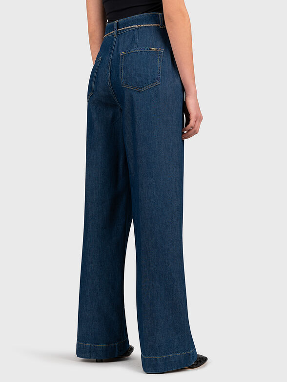 Jeans with wide legs and a metal belt - 2