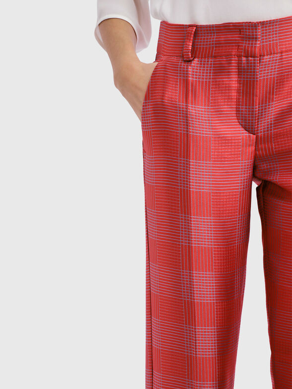 Slim trousers with a print - 4