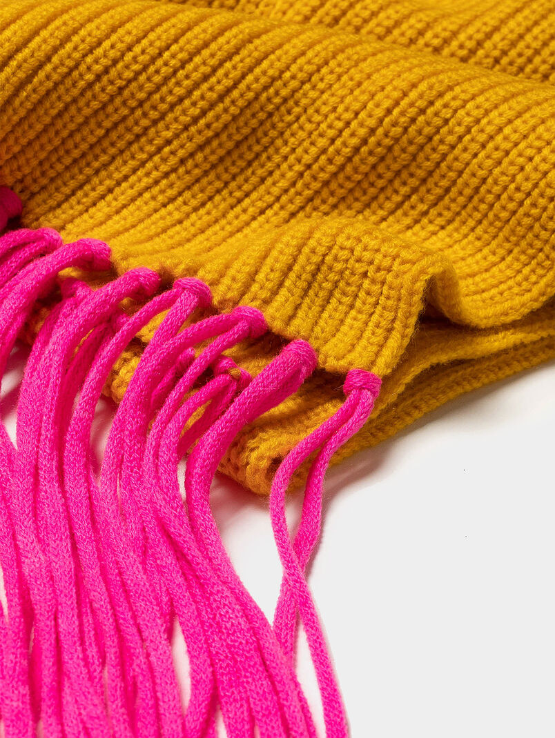 Knitted scarf with fringles and logo - 3
