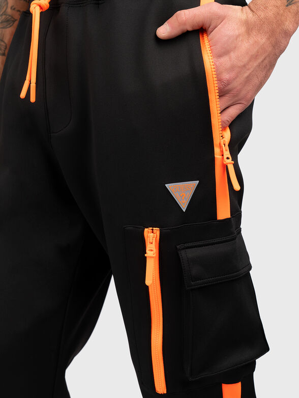 Sports pants with contrasting elements - 3