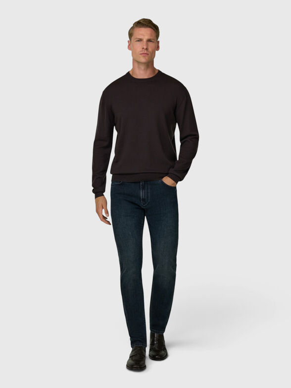 Sweater with an oval neckline - 2