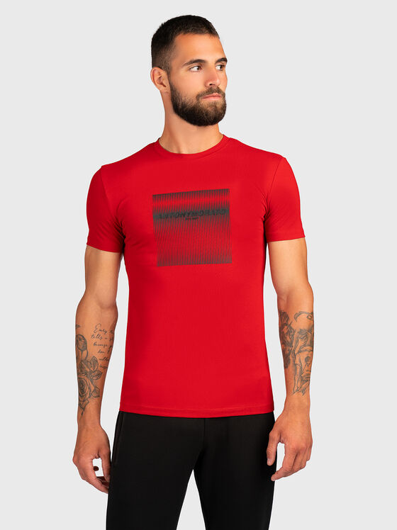 Червена слим тениска с контрастен принт - 1