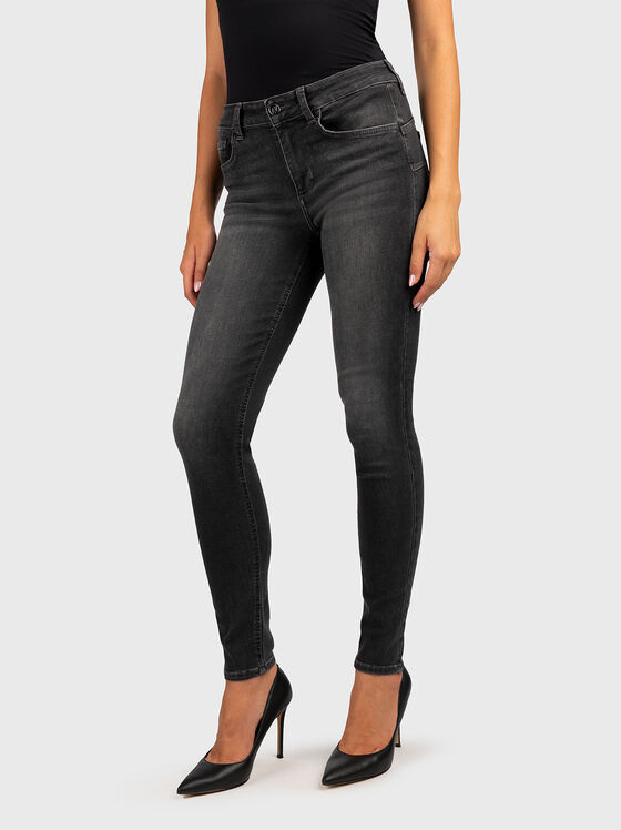 Скини дънки с акцентни задни джобове - 1