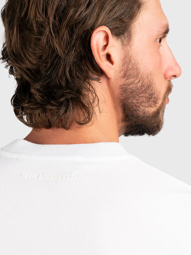 Black T-shirt with contrasting logo accent - 4