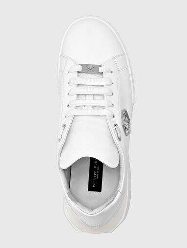 Sports shoes in black with logo accent  - 5