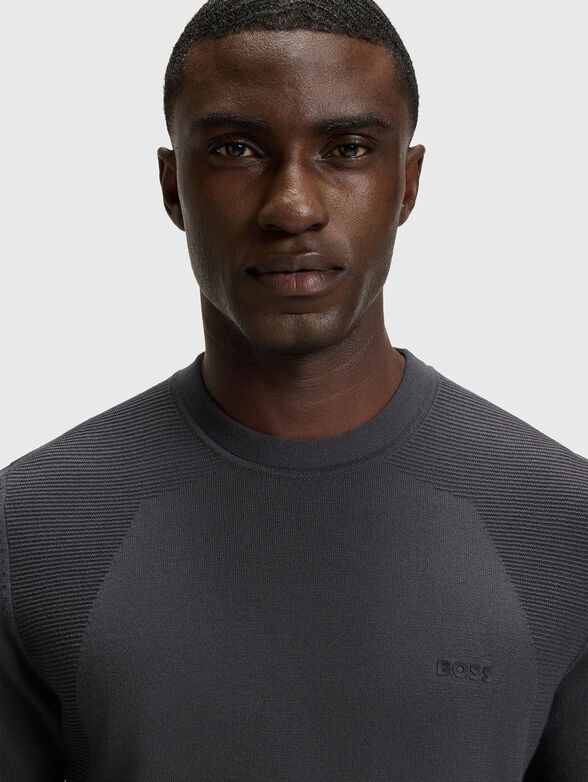 Gray T-shirt with oval neckline - 4