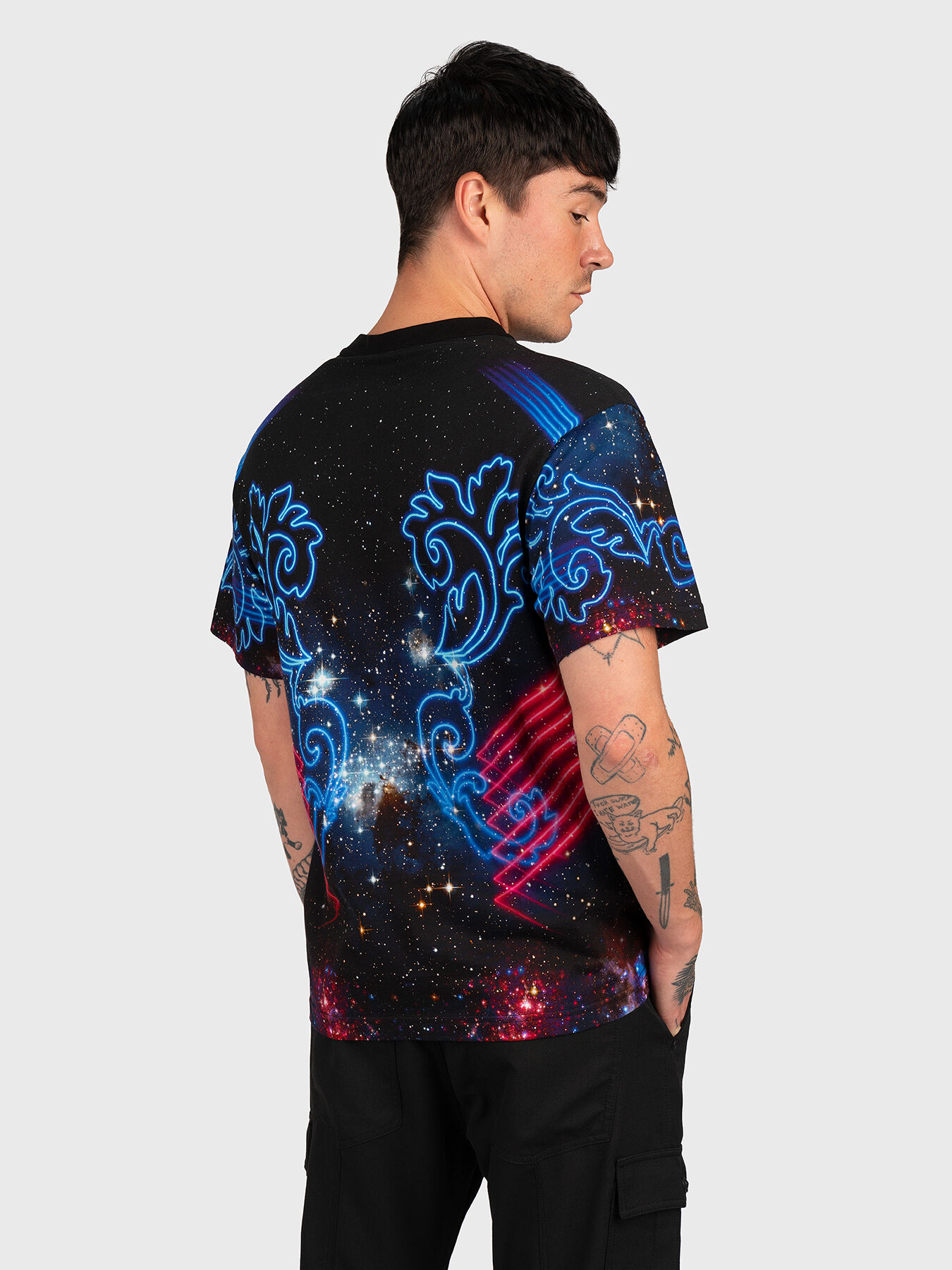 Tシャツ・カットソー VERSACE JEANS COUTURE Men T-shirt Multicolor 73GAH6RGJS130 V-Emblem Metallic Logo T-Shirt | VERSACE US