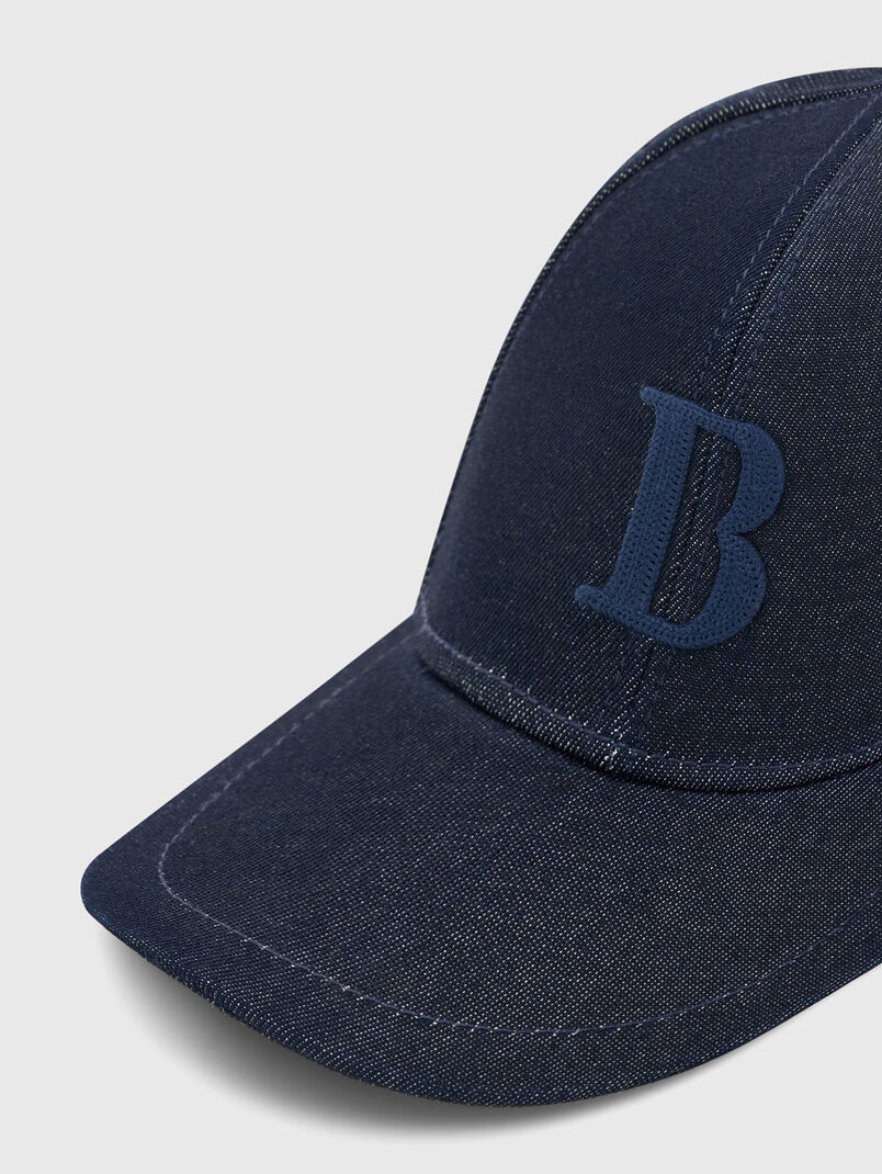 Baseball cap with embroidered logo - 3
