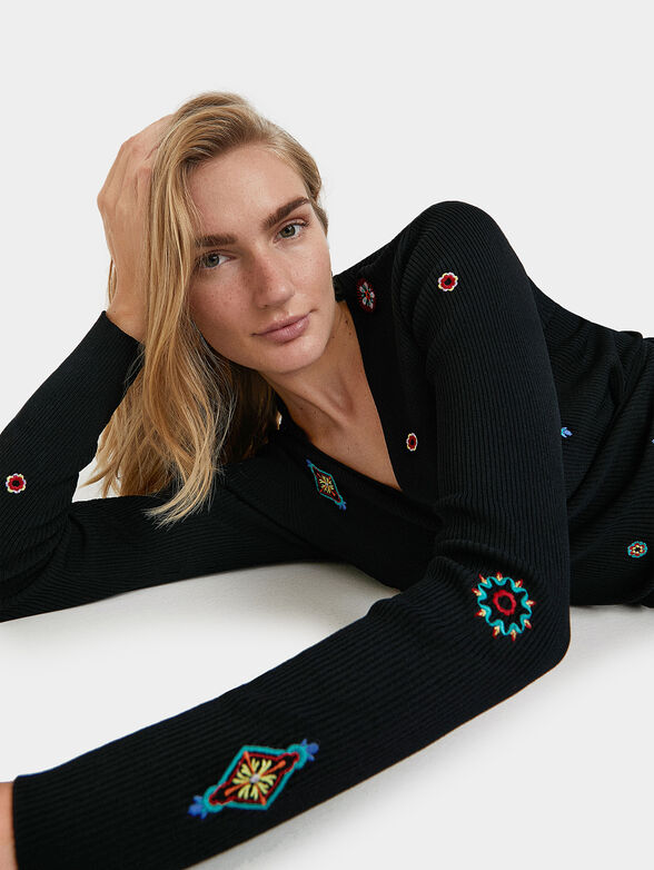 Blouse with long sleeves and floral embroidery - 3