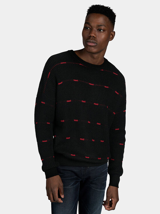 Черен пуловер с червени акценти - 1