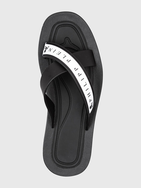 Black beach slippers with logo detail - 4