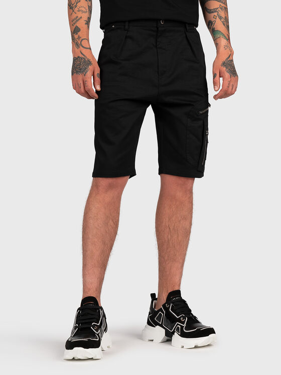 Къси панталони в черен цвят с джобове - 1