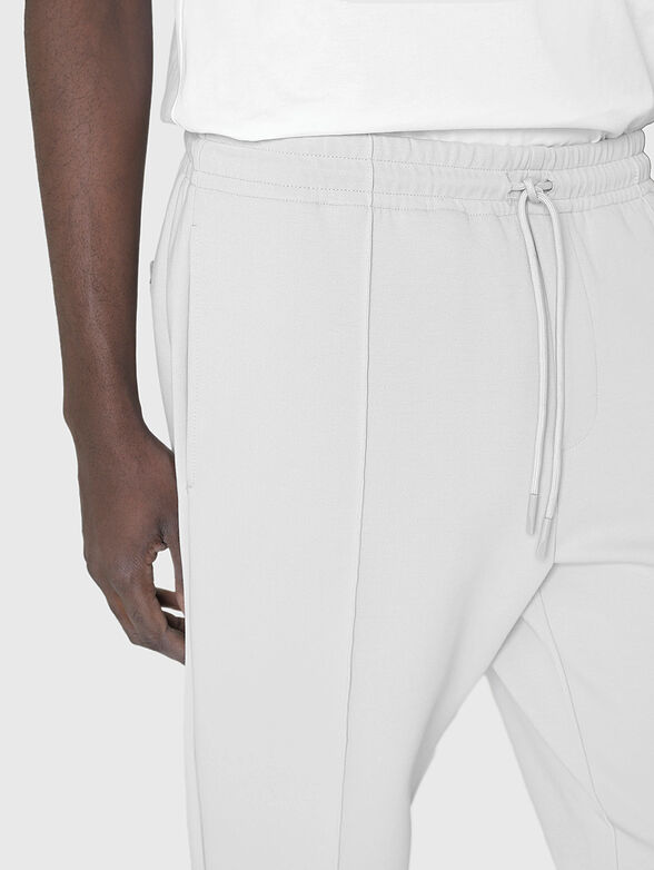 Trousers with elastic waist and pockets - 4