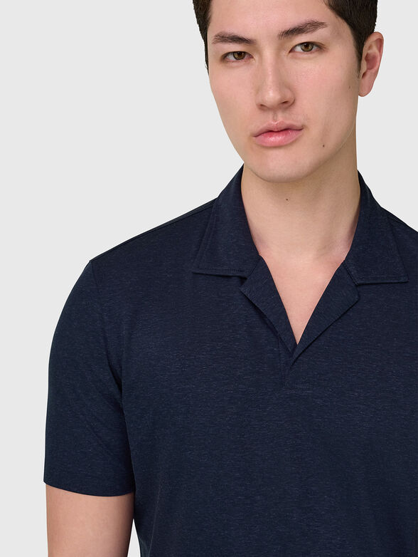 Polo shirt with a V-neck - 4