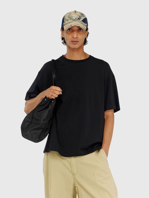 T-shirt with an oval neckline - 1