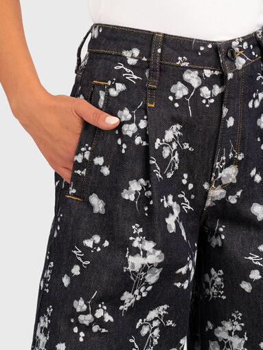 Wide leg jeans with floral print - 4