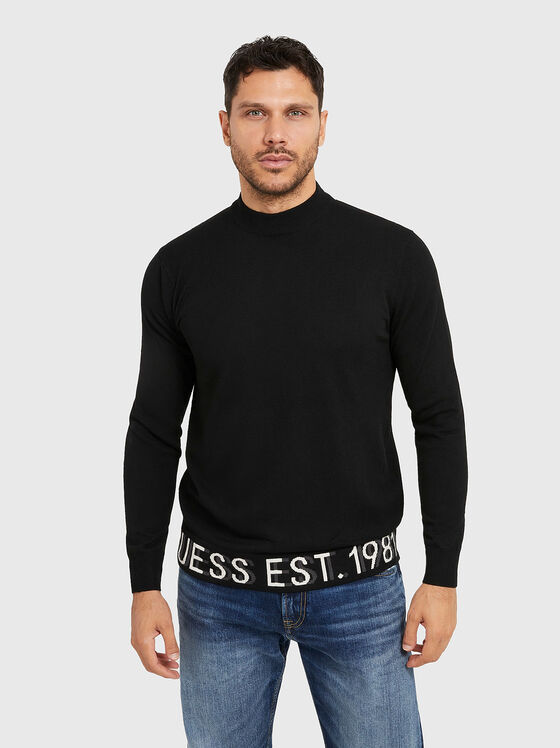 Черен пуловер с контрастен лого детайл - 1