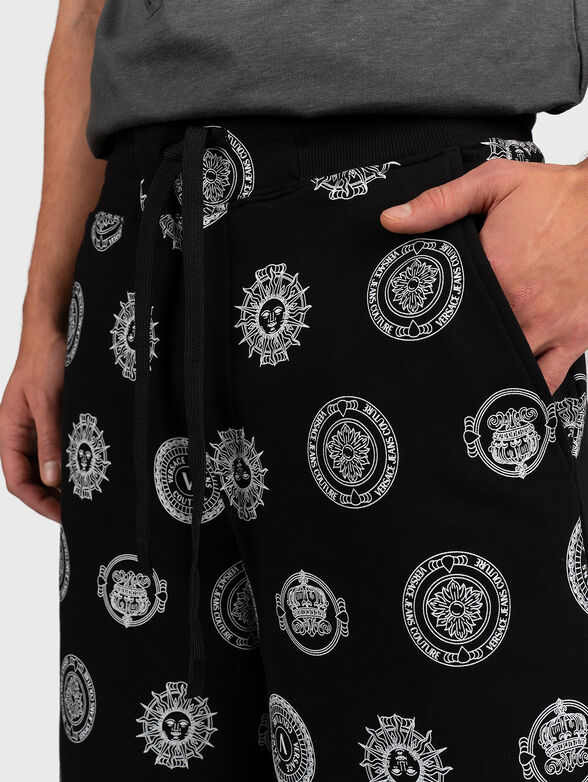 Shorts in black color with logo pattern - 3