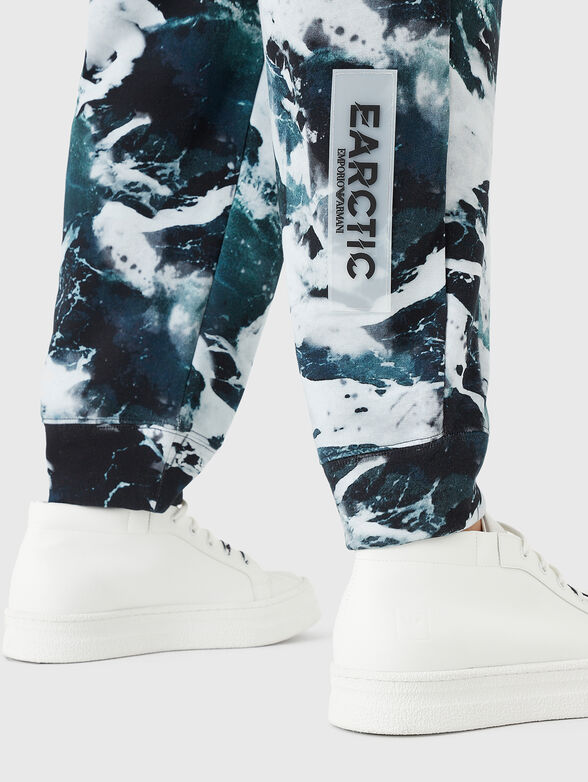 Sports trousers with accent print - 4