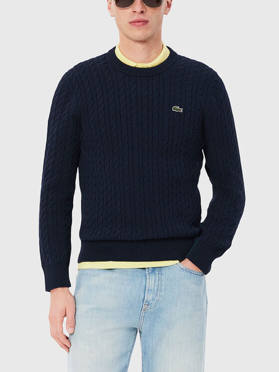 Тъмносин плетен пуловер с оавално деколте - 1