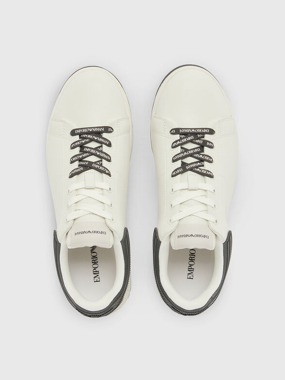 Sneakers with an embossed logo detail - 6